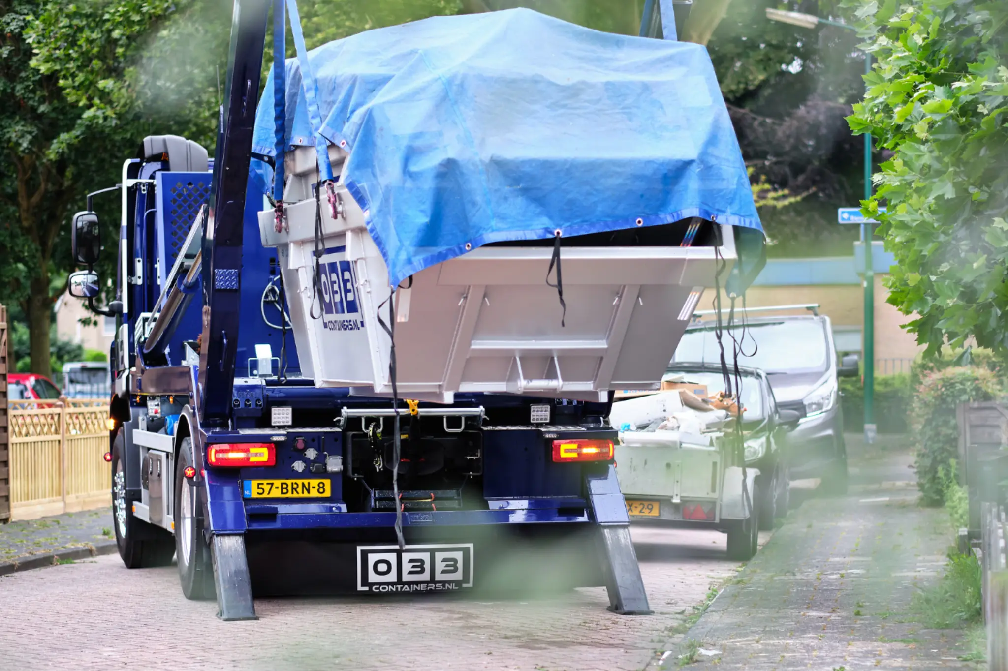 Afvalcontainer wordt opgehaald door 033 Containers