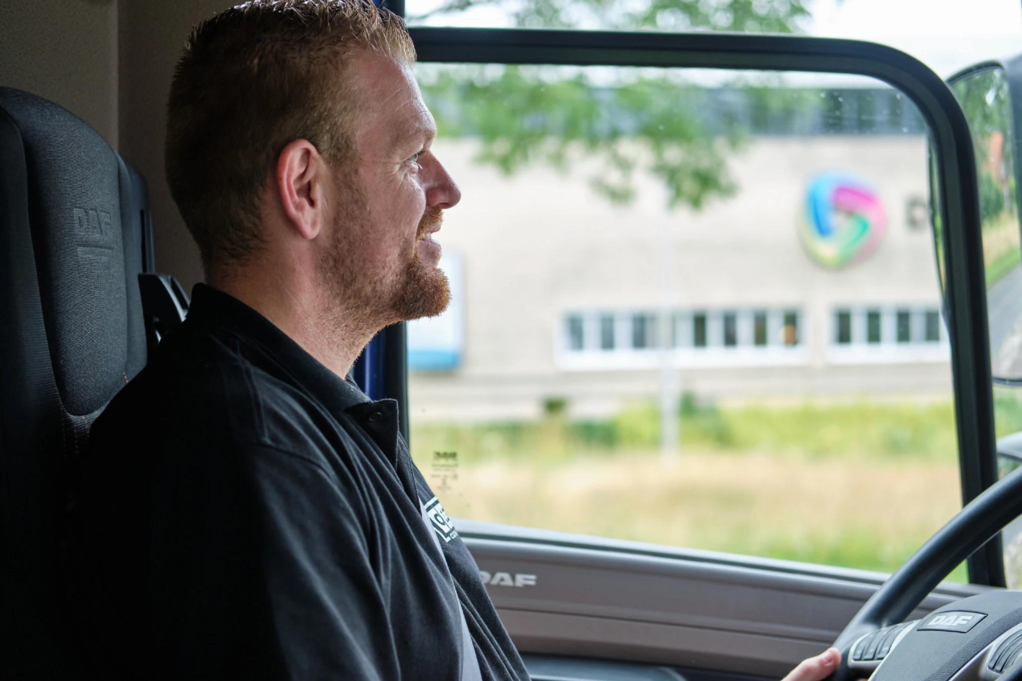 Eigenaar van 033 Containers in zijn vrachtwagen