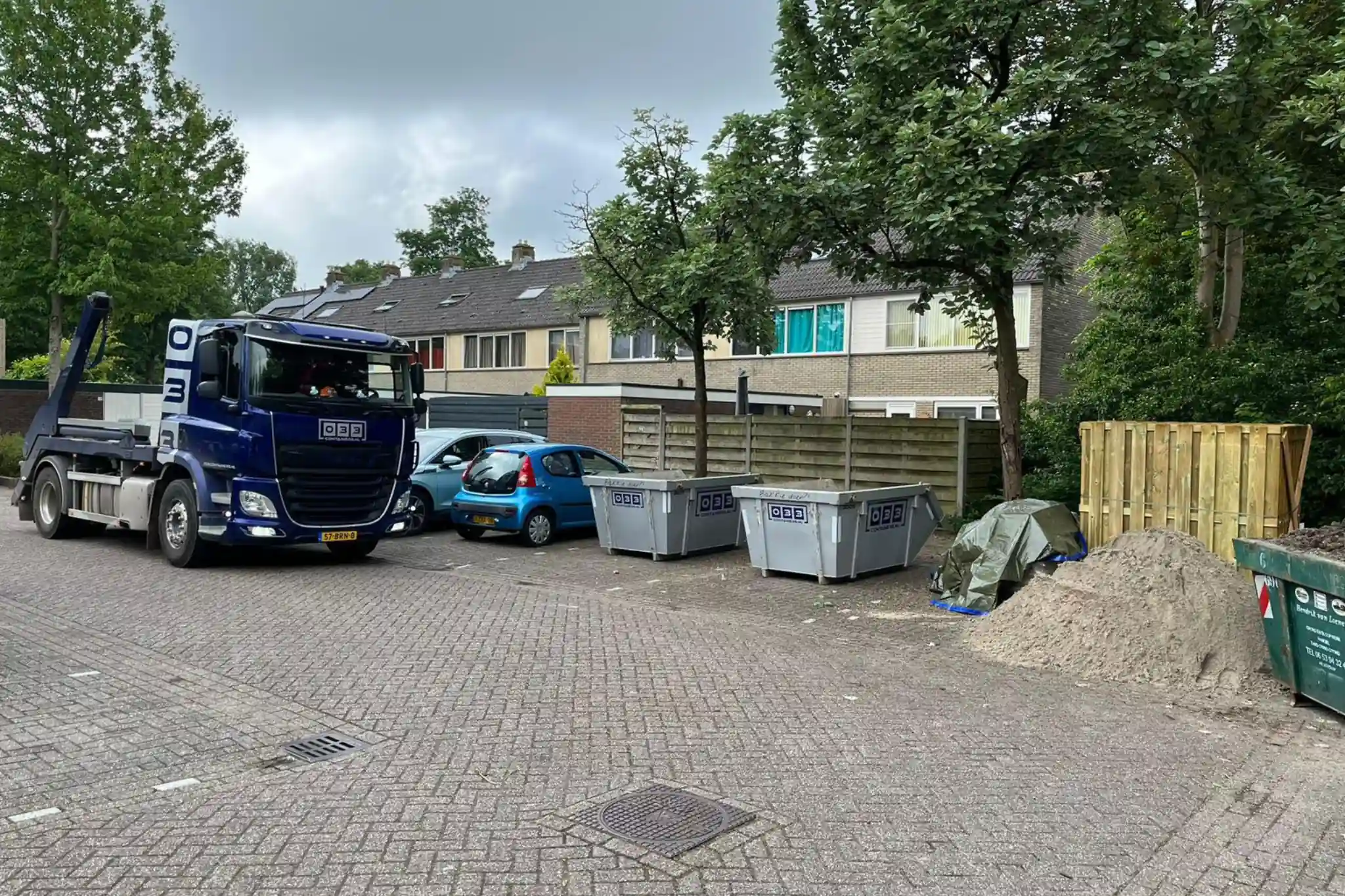 Afvalcontainers van 033 Containers op een rij voor afval scheiden tijdens verbouwing